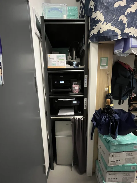 新增架子和两台打印机，利用宿舍的垂直空间。