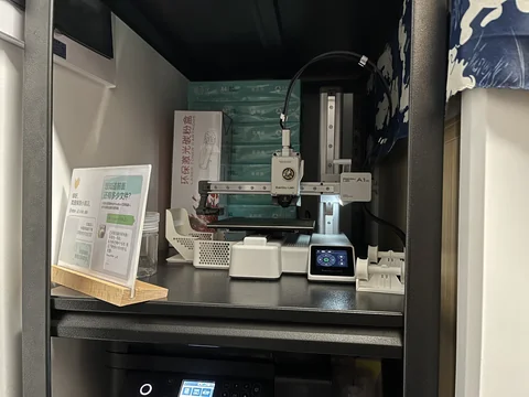 架子上层的A1 mini： 当时试图把打印店拓展到一个全新的领域——毕竟不会有什么传统文印店突然开始接3D打印。但后来证明这条路暂时还行不通，因为主要打印订单多半是学校的刚需，但3D打印不是。类似的还有照片冲印业务