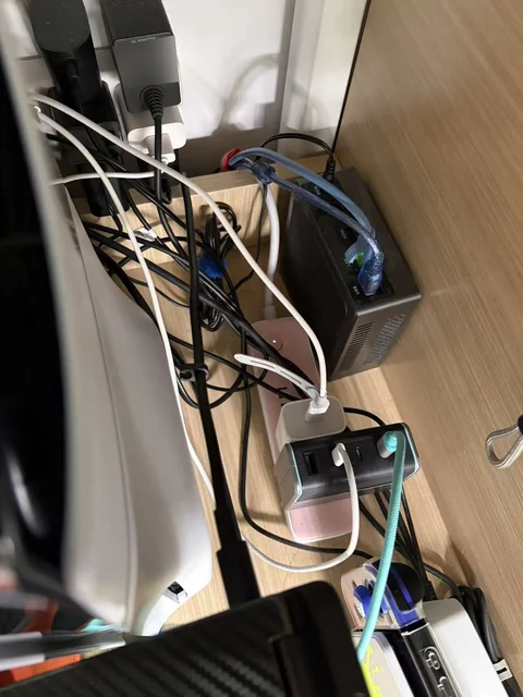 桌面角落充当服务器的 mini 主机。