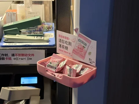 打印等待区域的3D打印糖果盒。